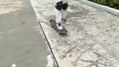 Kıdemli Asyalı gün içinde köyde kaykay sürmeye çalışıyor.