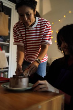 Bekar bir Asyalı anne kızının mezuniyetini gece kutluyor. Düşük tuşlu fotoğrafçılık.