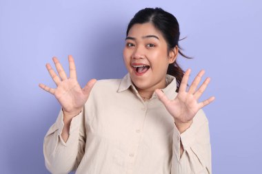 Renkli arka planda diş telleri olan Güneydoğu Asyalı kadın..