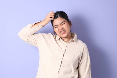 Renkli arka planda diş telleri olan Güneydoğu Asyalı kadın..