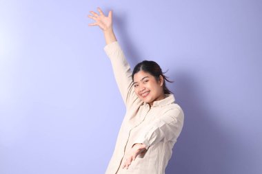 Renkli arka planda diş telleri olan Güneydoğu Asyalı kadın..