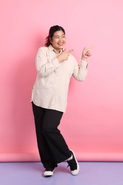 Renkli arka planda diş telleri olan Güneydoğu Asyalı kadın..