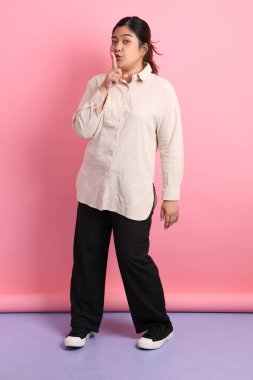 Renkli arka planda diş telleri olan Güneydoğu Asyalı kadın..