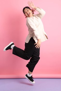 Renkli arka planda diş telleri olan Güneydoğu Asyalı kadın..