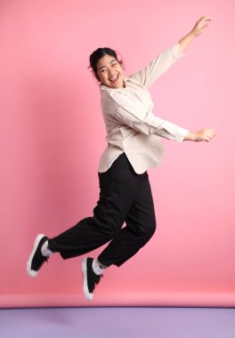 Renkli arka planda diş telleri olan Güneydoğu Asyalı kadın..