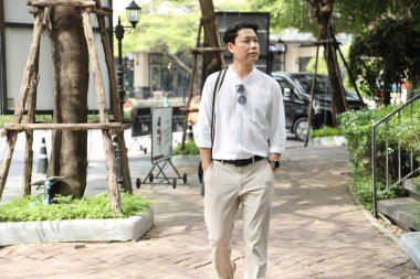 40 yaşındaki Asyalı işadamı gündüz vakti otoparkta yürüyordu..