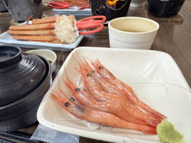 Japon deniz ürünleri küçük bir sebze parçasıyla bir tabakta servis edildi..