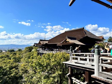 Kyoto, Japonya - 12 Ekim 2024: Japonya 'nın Kyoto kentindeki ünlü Kiyomizu-dera manzarası.