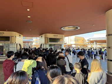 Osaka, Japonya - 13 Ekim 2024: Birçok turist hafta sonu Osaka, Japonya 'daki Universal Stüdyolarına girmek için sırada bekliyor.