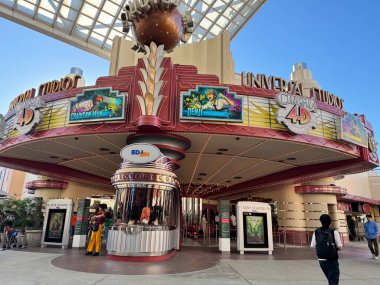 Osaka, Japonya - 13 Ekim 2024: Birçok karikatür ve Japon animasyonunun yer aldığı Universal Stüdyoları Japonya 'daki tiyatro gösterisi.