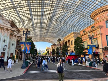 Osaka, Japonya - 13 Ekim 2024: Birçok karikatür ve Japon animasyonunun yer aldığı Universal Stüdyoları Japonya 'daki tiyatro gösterisi.