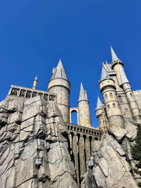 Osaka, Japonya - 13 Ekim 2024: Osaka, Japonya 'daki Universal Stüdyoları' nda yer alan Harry Potter filmlerindeki Hogwarts Kalesi manzarası.