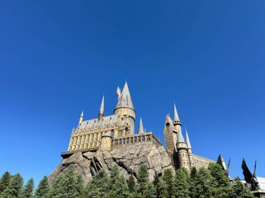 Osaka, Japonya - 13 Ekim 2024: Osaka, Japonya 'daki Universal Stüdyoları' nda yer alan Harry Potter filmlerindeki Hogwarts Kalesi manzarası.