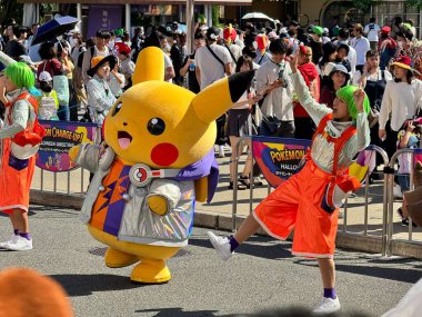 Osaka, Japonya 13 Ekim 2024: Osaka 'da bulunan Universal Stüdyoları Japonya' da Cadılar Bayramı kostümlü pokemon karakterleri.