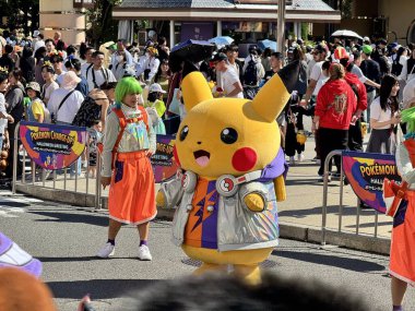 Osaka, Japonya 13 Ekim 2024: Osaka 'da bulunan Universal Stüdyoları Japonya' da Cadılar Bayramı kostümlü pokemon karakterleri.
