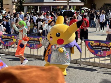 Osaka, Japonya 13 Ekim 2024: Osaka 'da bulunan Universal Stüdyoları Japonya' da Cadılar Bayramı kostümlü pokemon karakterleri.