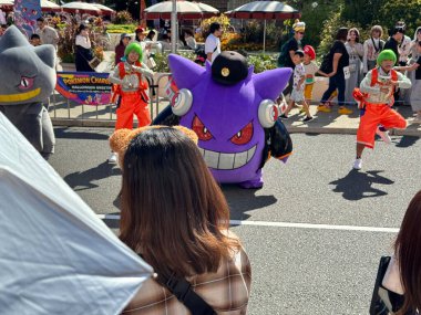 Osaka, Japonya 13 Ekim 2024: Osaka 'da bulunan Universal Stüdyoları Japonya' da Cadılar Bayramı kostümlü pokemon karakterleri.