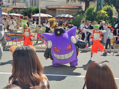 Osaka, Japonya 13 Ekim 2024: Osaka 'da bulunan Universal Stüdyoları Japonya' da Cadılar Bayramı kostümlü pokemon karakterleri.