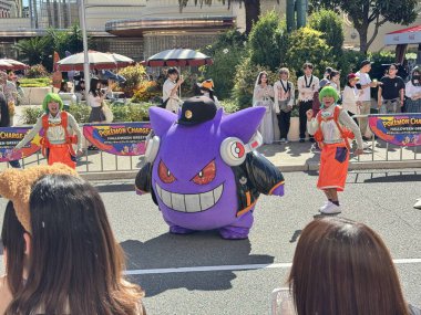 Osaka, Japonya 13 Ekim 2024: Osaka 'da bulunan Universal Stüdyoları Japonya' da Cadılar Bayramı kostümlü pokemon karakterleri.