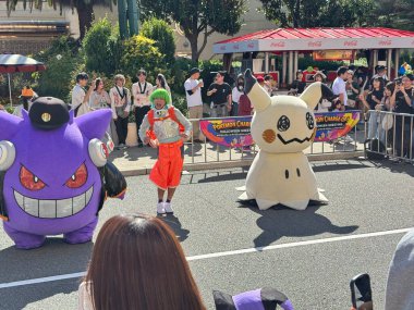 Osaka, Japonya 13 Ekim 2024: Osaka 'da bulunan Universal Stüdyoları Japonya' da Cadılar Bayramı kostümlü pokemon karakterleri.