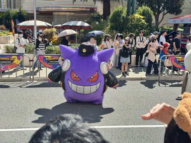 Osaka, Japonya 13 Ekim 2024: Osaka 'da bulunan Universal Stüdyoları Japonya' da Cadılar Bayramı kostümlü pokemon karakterleri.
