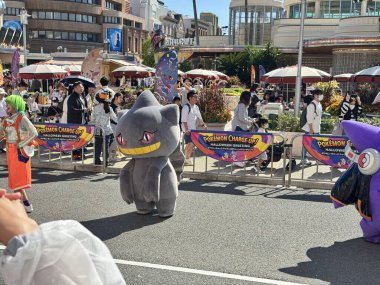 Osaka, Japonya 13 Ekim 2024: Osaka 'da bulunan Universal Stüdyoları Japonya' da Cadılar Bayramı kostümlü pokemon karakterleri.