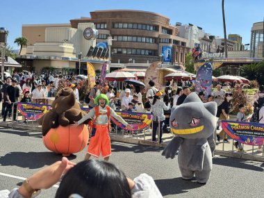 Osaka, Japonya 13 Ekim 2024: Osaka 'da bulunan Universal Stüdyoları Japonya' da Cadılar Bayramı kostümlü pokemon karakterleri.