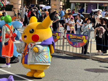 Osaka, Japonya 13 Ekim 2024: Osaka 'da bulunan Universal Stüdyoları Japonya' da Cadılar Bayramı kostümlü pokemon karakterleri.