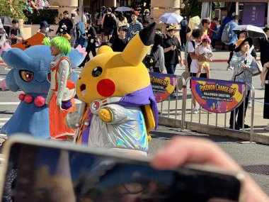 Osaka, Japonya 13 Ekim 2024: Osaka 'da bulunan Universal Stüdyoları Japonya' da Cadılar Bayramı kostümlü pokemon karakterleri.