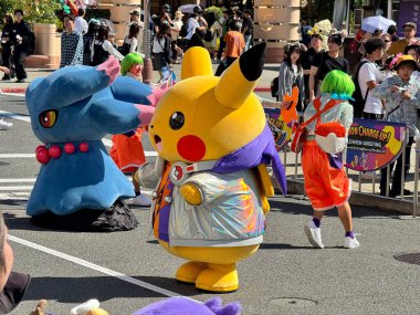 Osaka, Japonya 13 Ekim 2024: Osaka 'da bulunan Universal Stüdyoları Japonya' da Cadılar Bayramı kostümlü pokemon karakterleri.