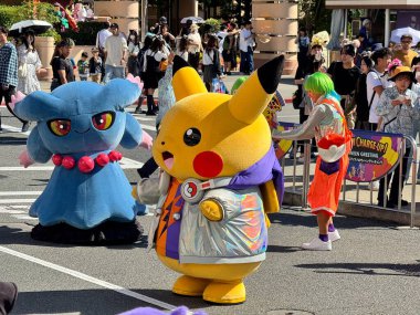 Osaka, Japonya 13 Ekim 2024: Osaka 'da bulunan Universal Stüdyoları Japonya' da Cadılar Bayramı kostümlü pokemon karakterleri.