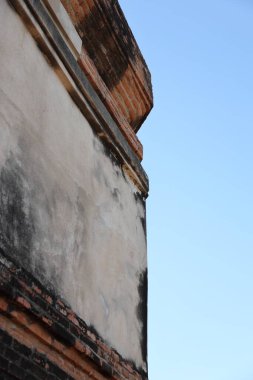 Ayutthaya, Tayland 'da güneşli bir günde mavi gökyüzüne karşı yıkılmış bir tapınaktan veya Wat' tan bir pagoda resmi..