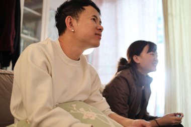 İki arkadaş oturma odasında oyun oynayıp eğleniyorlar..