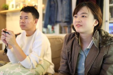 İki arkadaş oturma odasında oyun oynayıp eğleniyorlar..