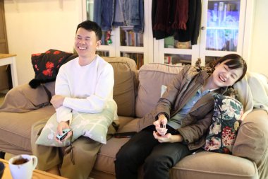 İki arkadaş oturma odasında oyun oynayıp eğleniyorlar..