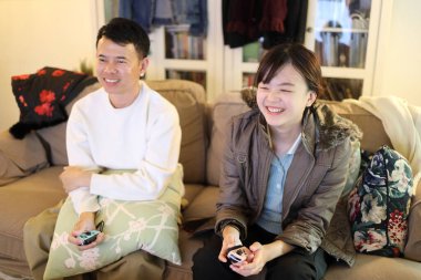 İki arkadaş oturma odasında oyun oynayıp eğleniyorlar..