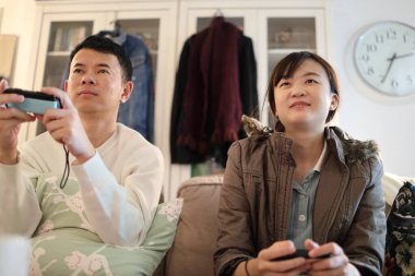 İki arkadaş oturma odasında oyun oynayıp eğleniyorlar..