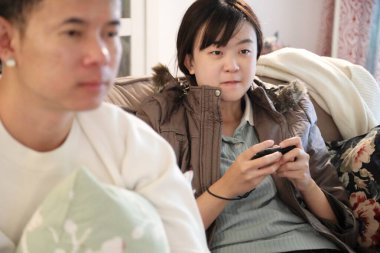 İki arkadaş oturma odasında oyun oynayıp eğleniyorlar..