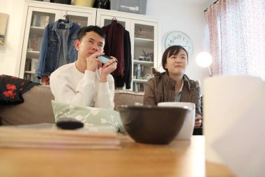 İki arkadaş oturma odasında oyun oynayıp eğleniyorlar..