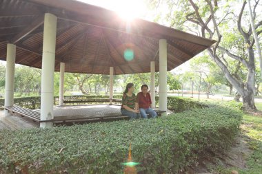 Doğu Asya 'nın son sınıf çifti parkta oturmuş dinleniyor..