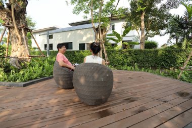 Doğu Asyalı çift parkta oturuyor ve dinleniyorlar..