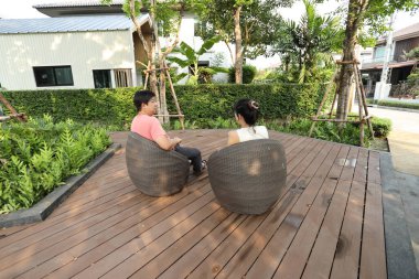 Doğu Asyalı çift parkta oturuyor ve dinleniyorlar..