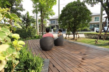 Doğu Asyalı çift parkta oturuyor ve dinleniyorlar..