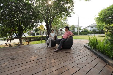 Doğu Asyalı çift parkta oturuyor ve dinleniyorlar..