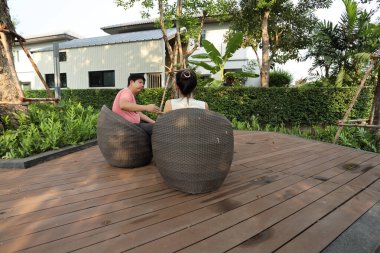 Doğu Asyalı çift parkta oturuyor ve dinleniyorlar..