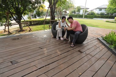 Doğu Asyalı çift parkta oturuyor ve dinleniyorlar..