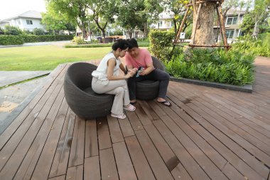 Doğu Asyalı çift parkta oturuyor ve dinleniyorlar..