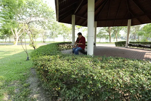 Doğu Asya 'nın son sınıf çifti parkta oturmuş dinleniyor..