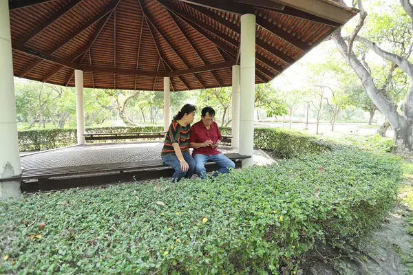 Doğu Asya 'nın son sınıf çifti parkta oturmuş dinleniyor..