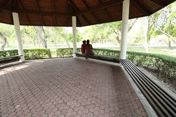 Doğu Asya 'nın son sınıf çifti parkta oturmuş dinleniyor..